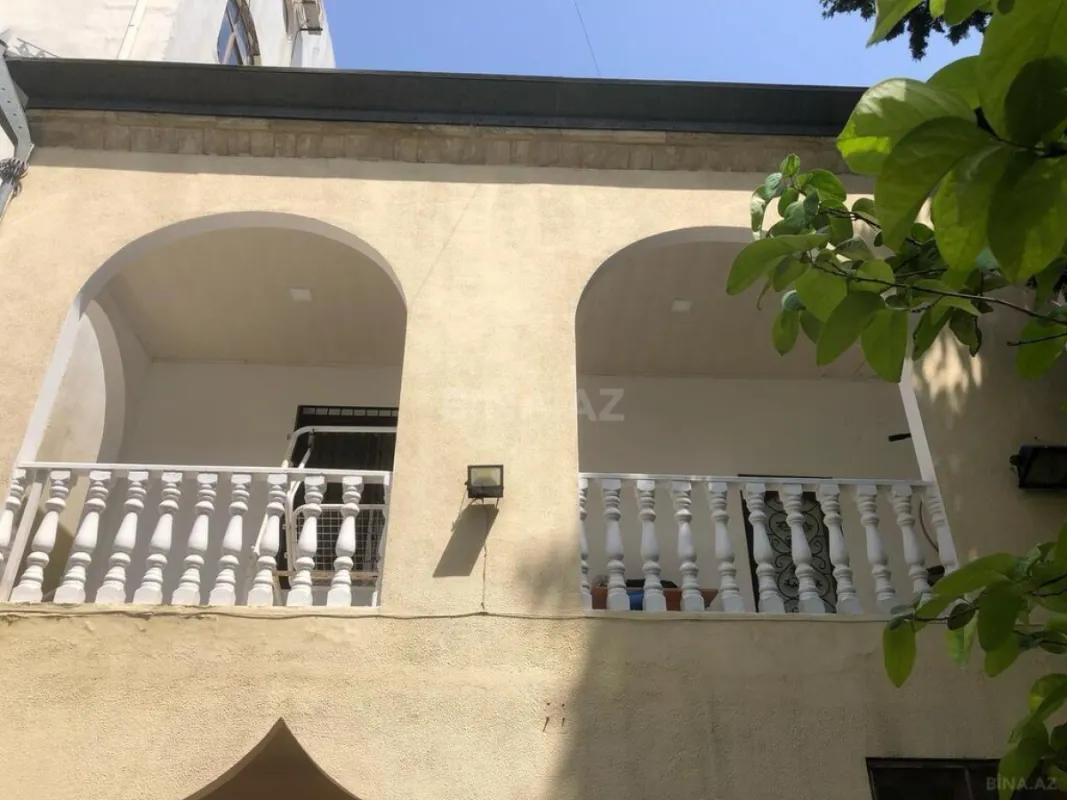 Satılır 12 otaqlı həyət evi 1000 m²