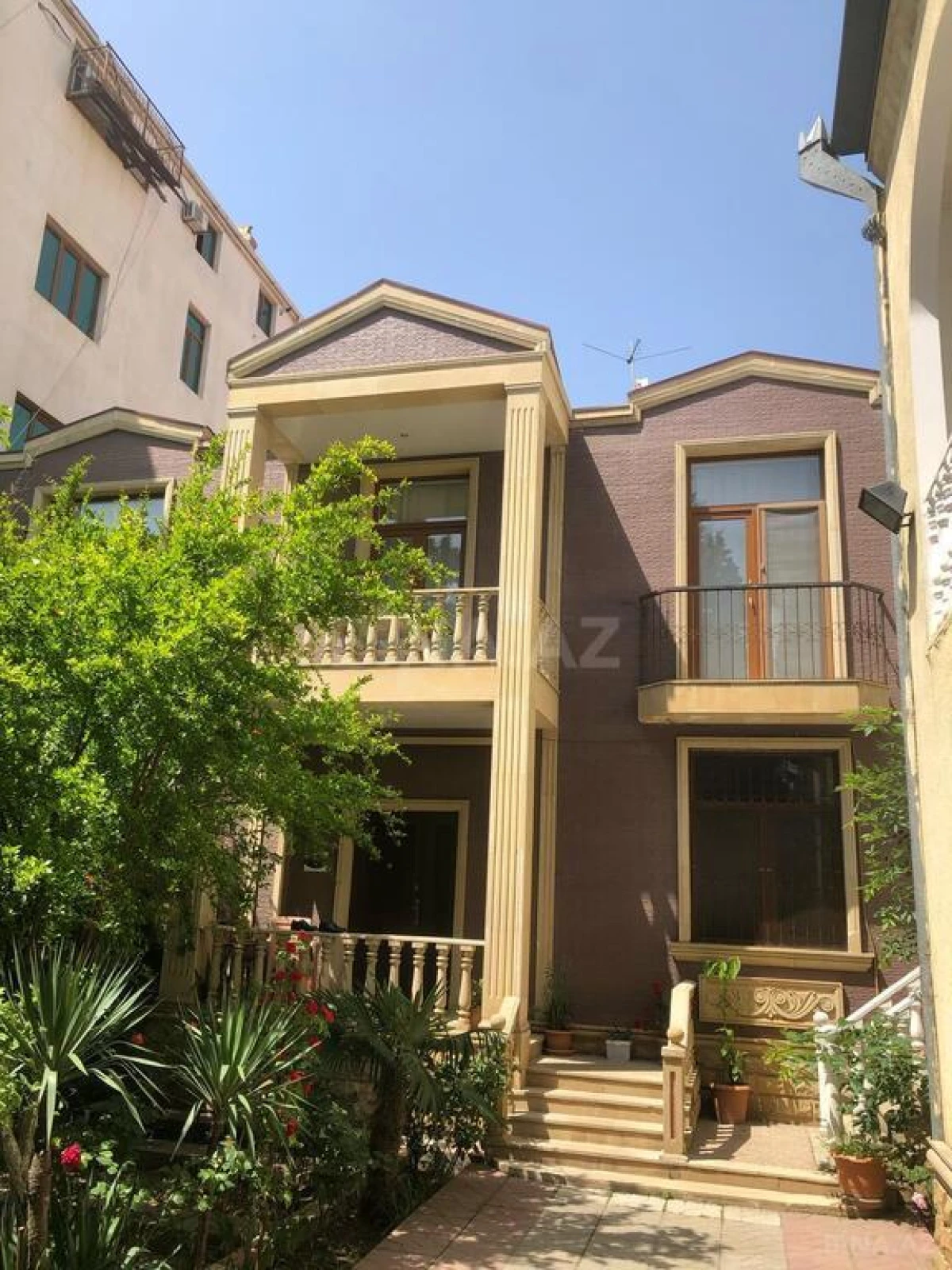 Satılır 12 otaqlı həyət evi 1000 m²