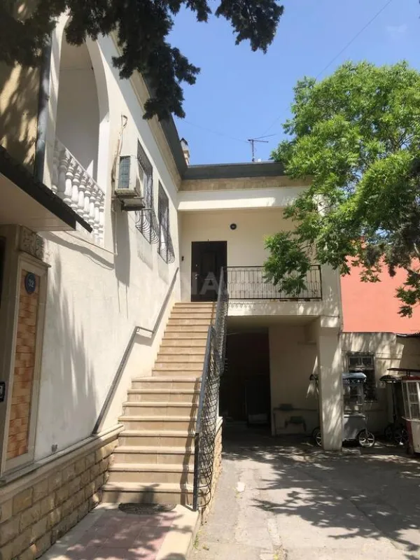 Satılır 12 otaqlı həyət evi 1000 m²