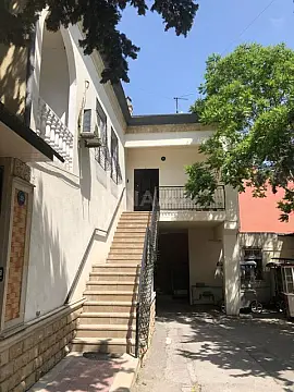 Satılır 12 otaqlı həyət evi 1000 m²