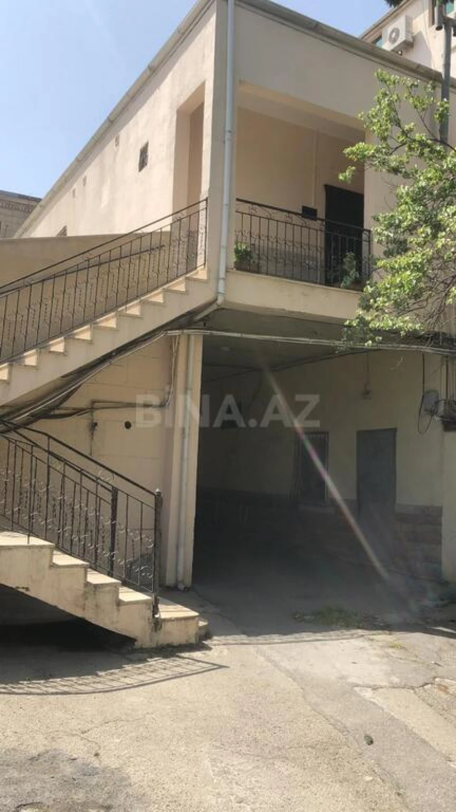 Satılır 12 otaqlı həyət evi 1000 m²