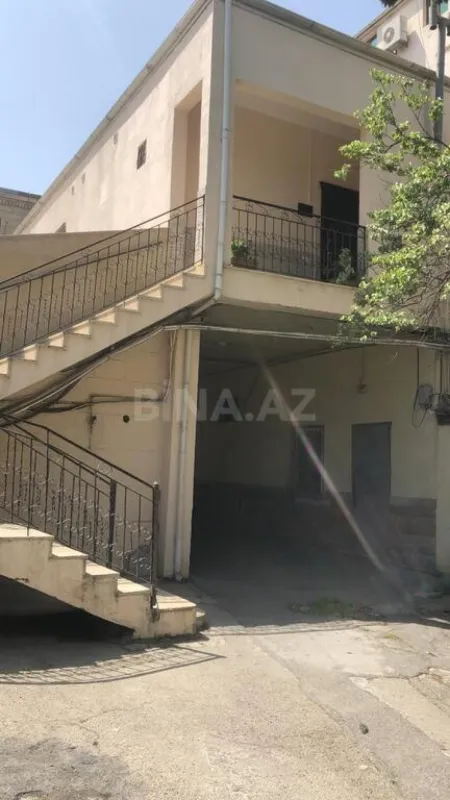 Satılır 12 otaqlı həyət evi 1000 m²