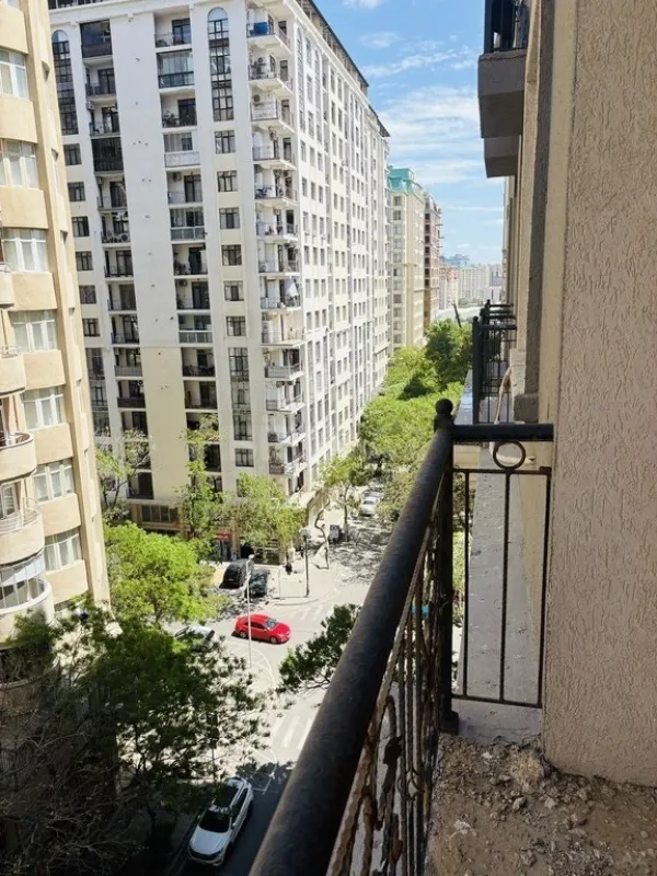 Satılır 3 otaqlı mənzil 146 m²