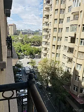 Satılır 3 otaqlı mənzil 146 m²