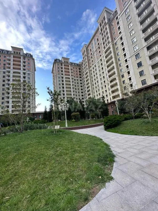 Satılır 4 otaqlı mənzil 173 m²