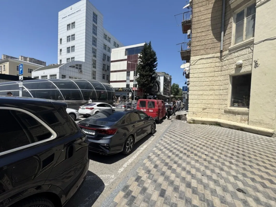 Satılır obyekt 200 m²