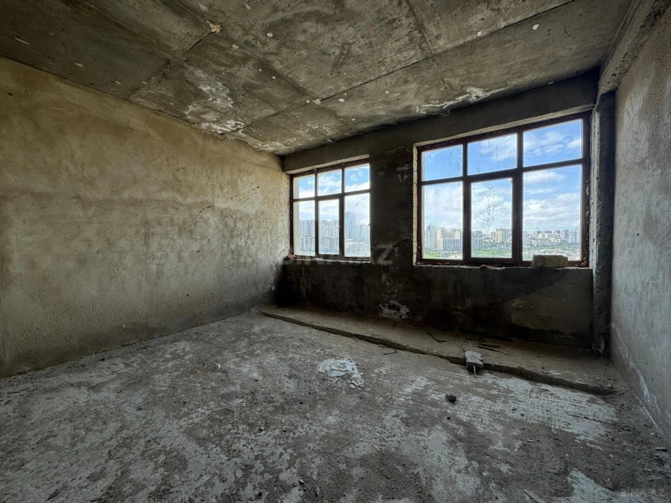 Satılır 5 otaqlı mənzil 230 m²