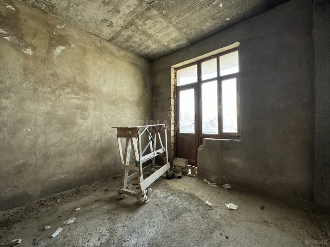 Satılır 5 otaqlı mənzil 230 m²