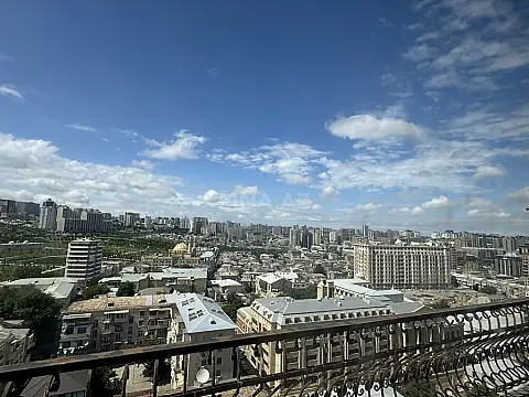 Satılır 5 otaqlı mənzil 230 m²