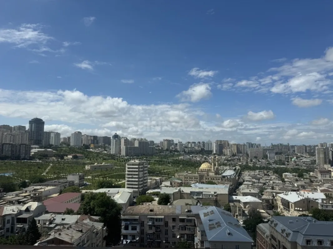 Satılır 5 otaqlı mənzil 230 m²