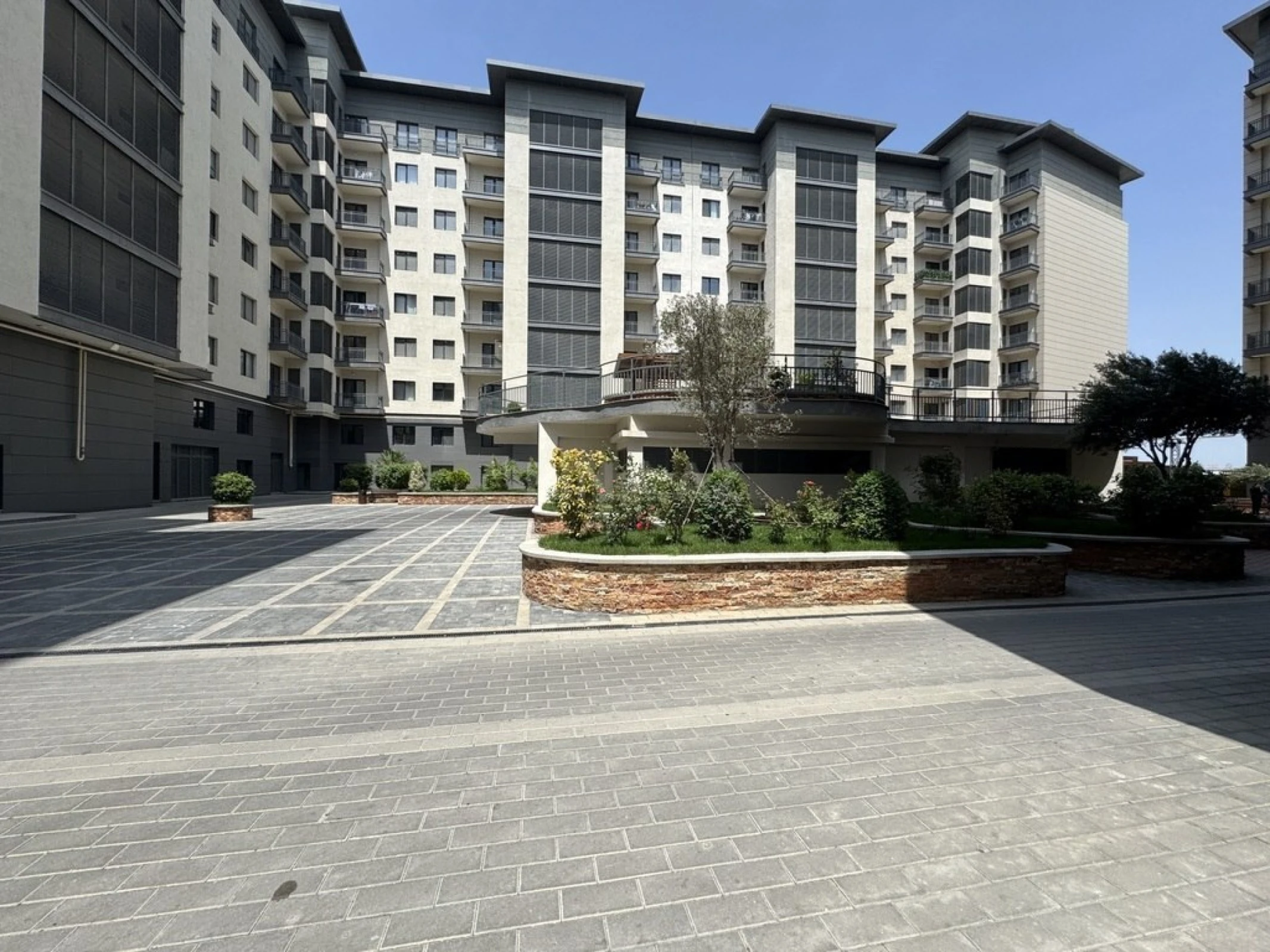 Satılır 4 otaqlı mənzil 206.7 m²