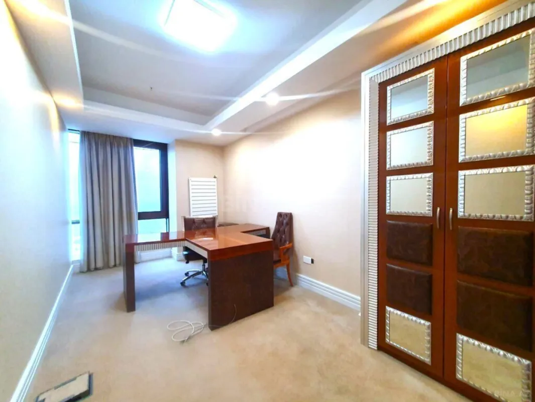 Satılır 5 otaqlı ofis 170 m²