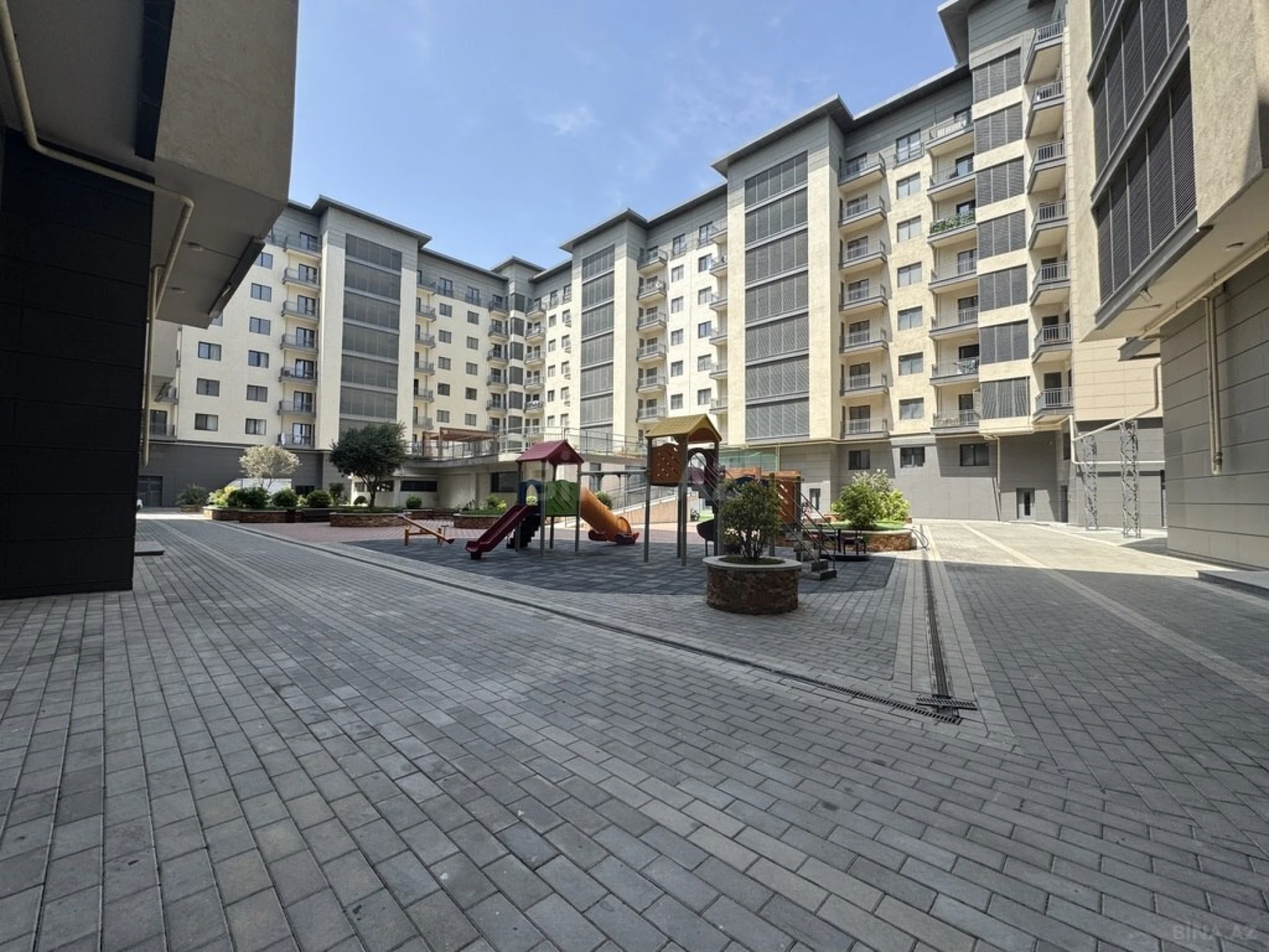 Satılır 3 otaqlı mənzil 136 m²