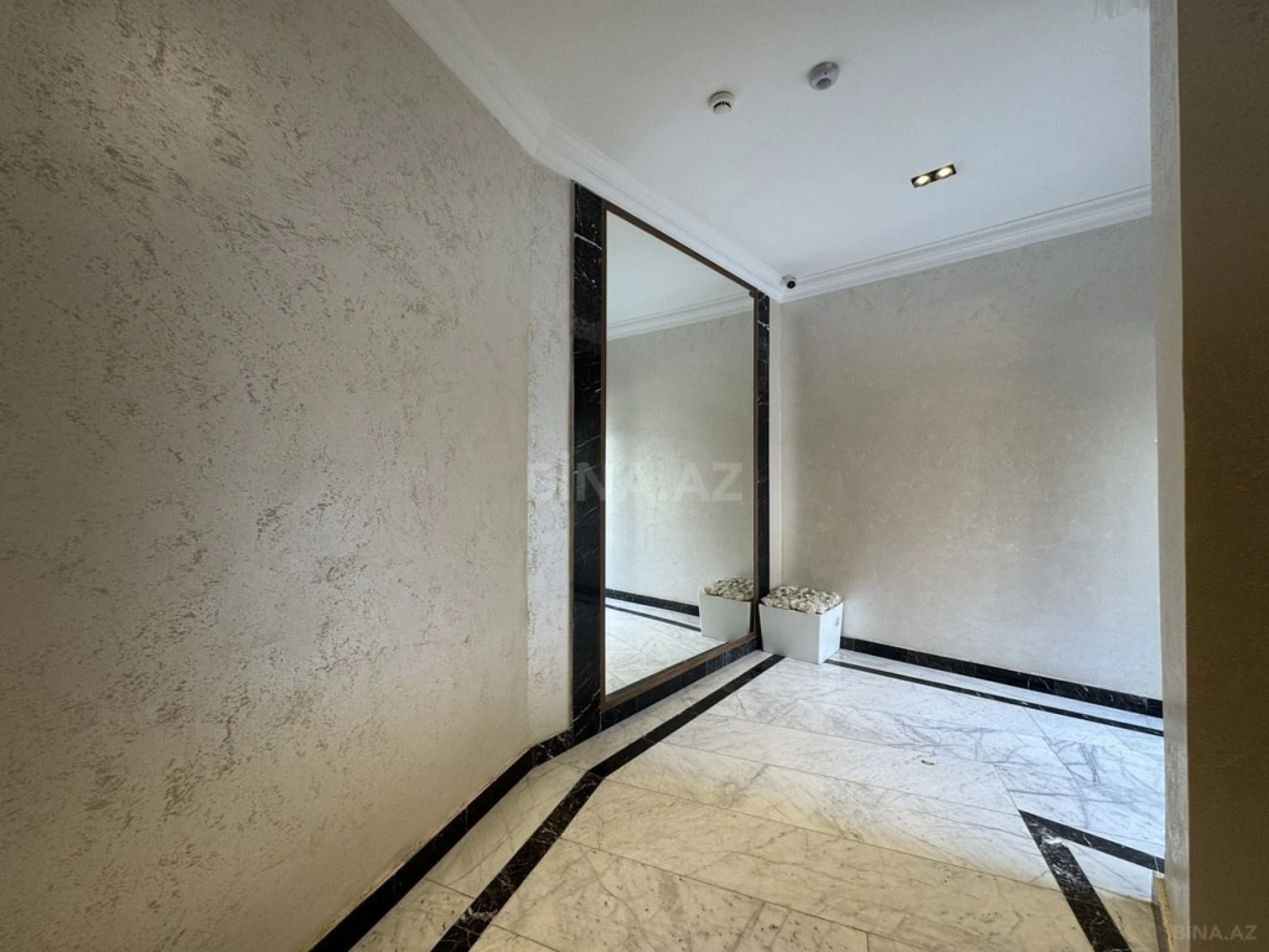 Satılır 3 otaqlı mənzil 136 m²