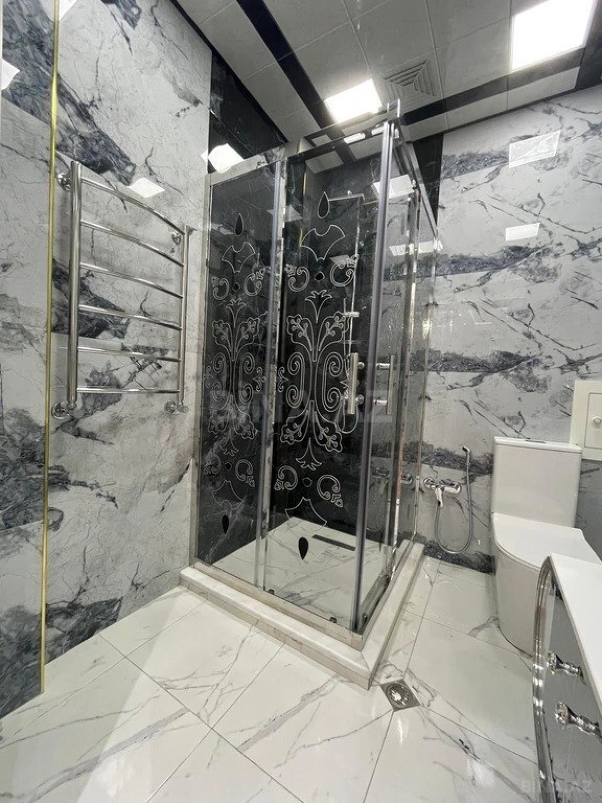 Satılır 4 otaqlı mənzil 174 m²