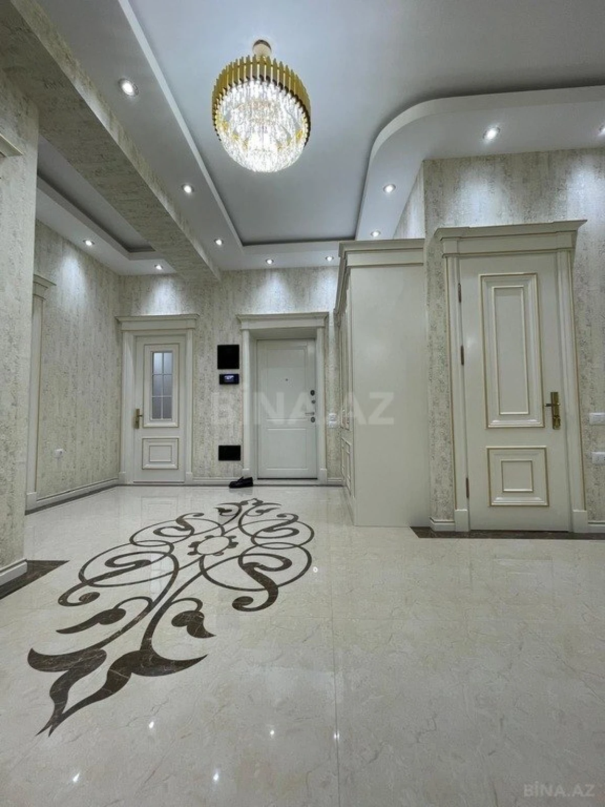 Satılır 4 otaqlı mənzil 174 m²