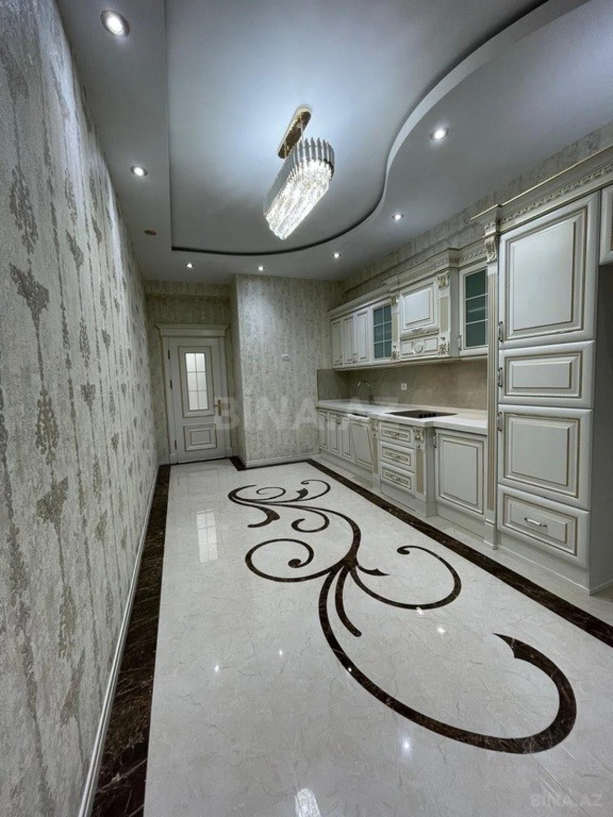 Satılır 4 otaqlı mənzil 174 m²