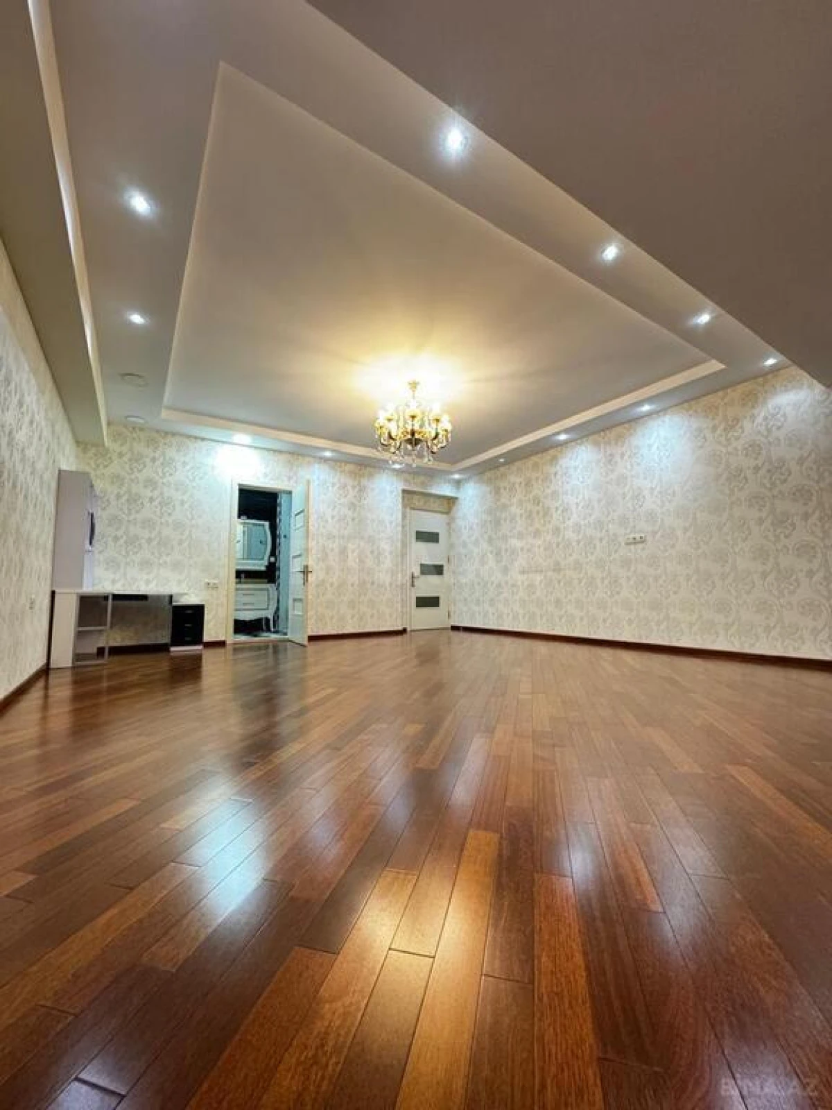 Satılır 7 otaqlı mənzil 550 m²