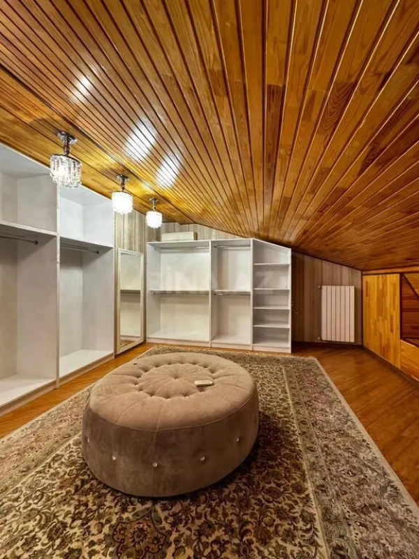 Satılır 7 otaqlı mənzil 550 m²