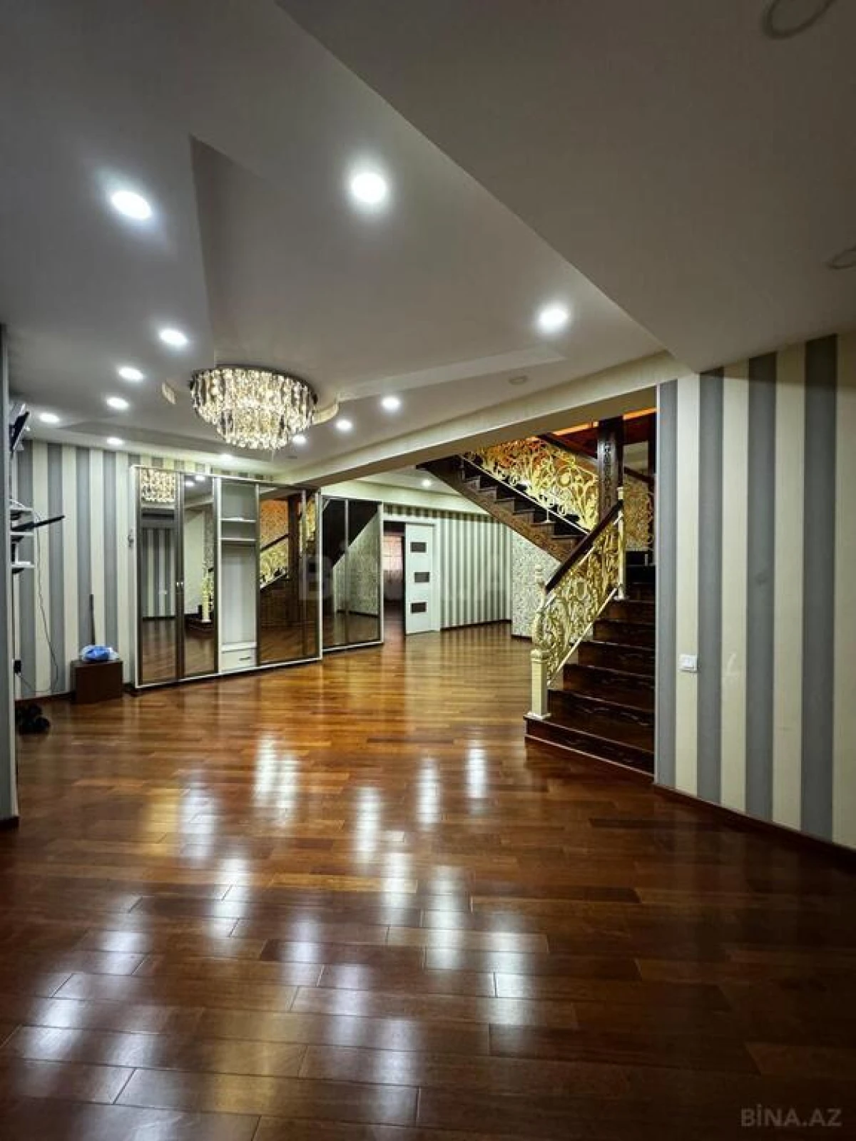 Satılır 7 otaqlı mənzil 550 m²