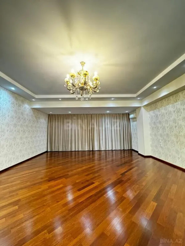 Satılır 7 otaqlı mənzil 550 m²