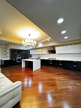 Satılır 7 otaqlı mənzil 550 m²