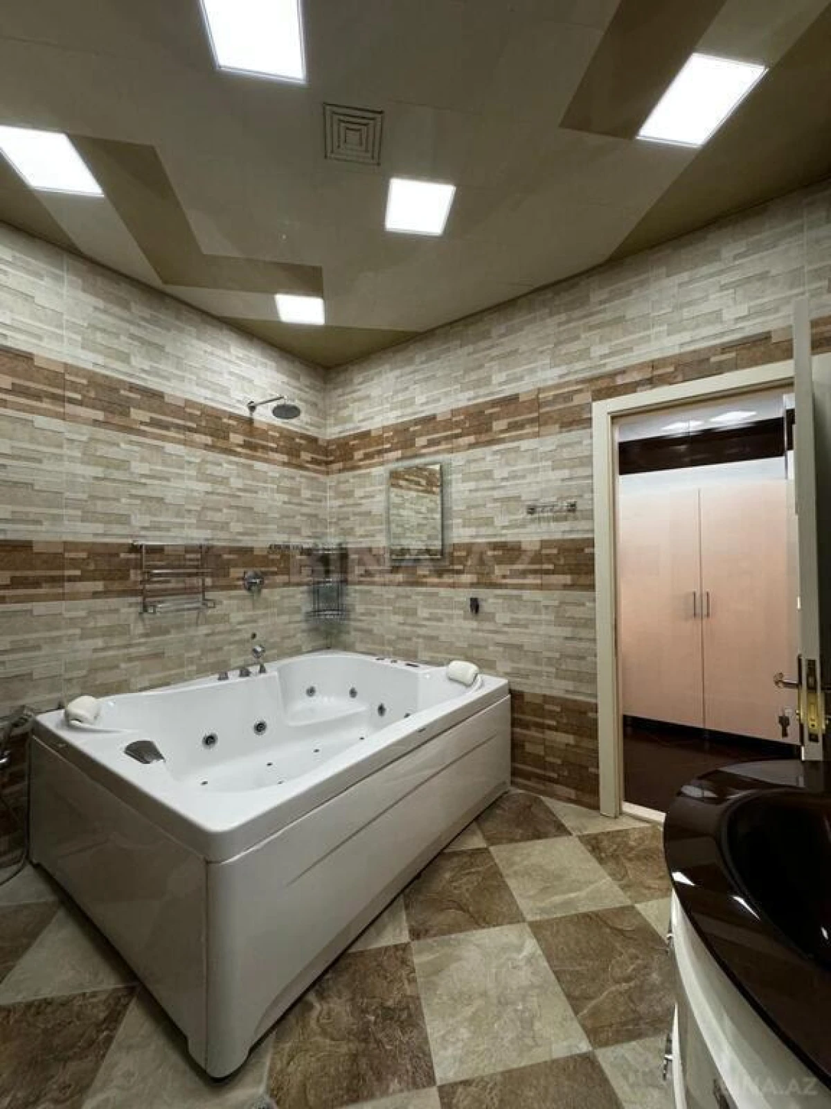 Satılır 7 otaqlı mənzil 550 m²