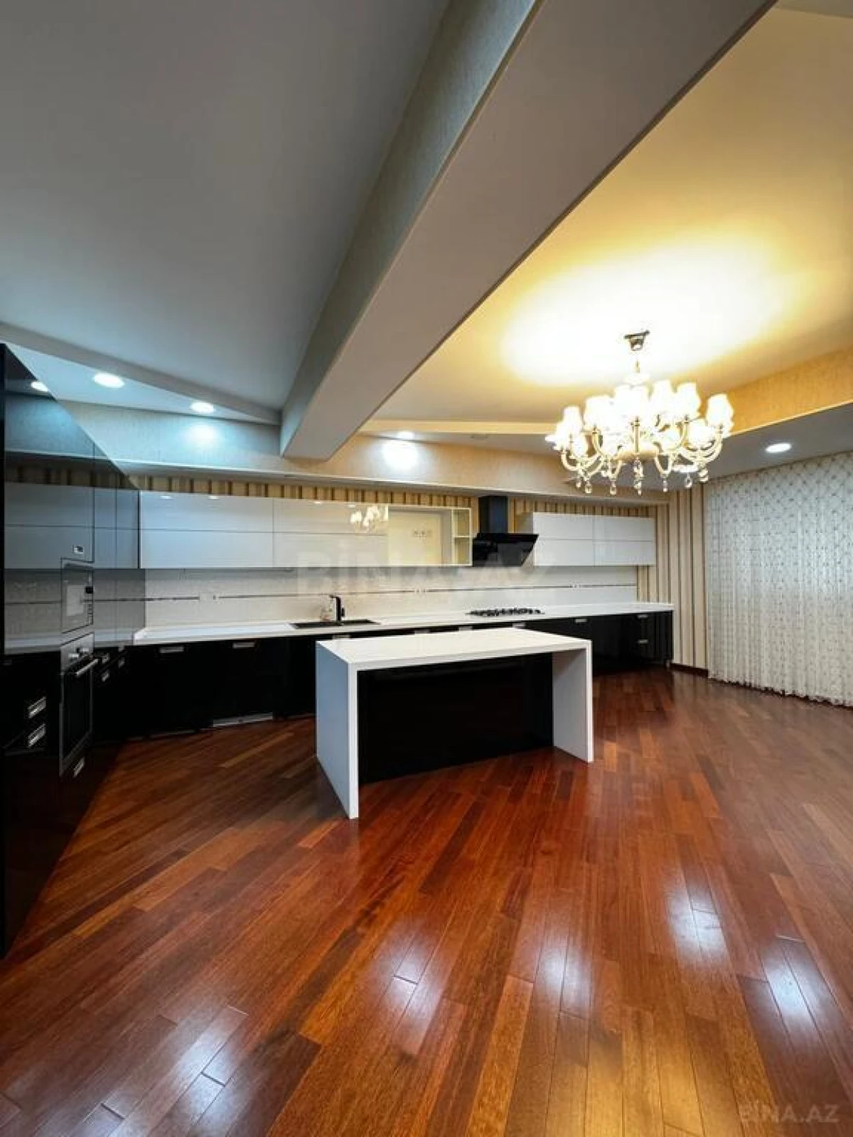Satılır 7 otaqlı mənzil 550 m²
