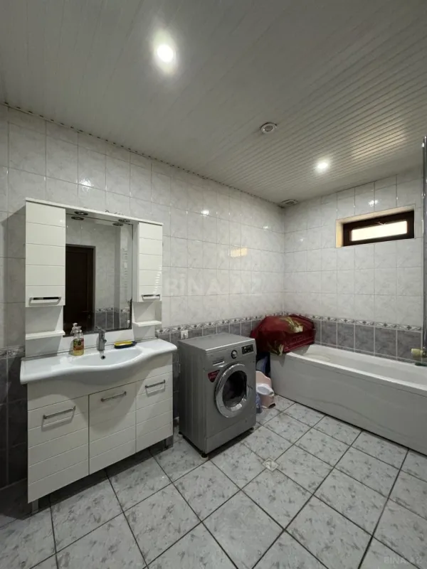 Satılır 10 otaqlı həyət evi 372 m²