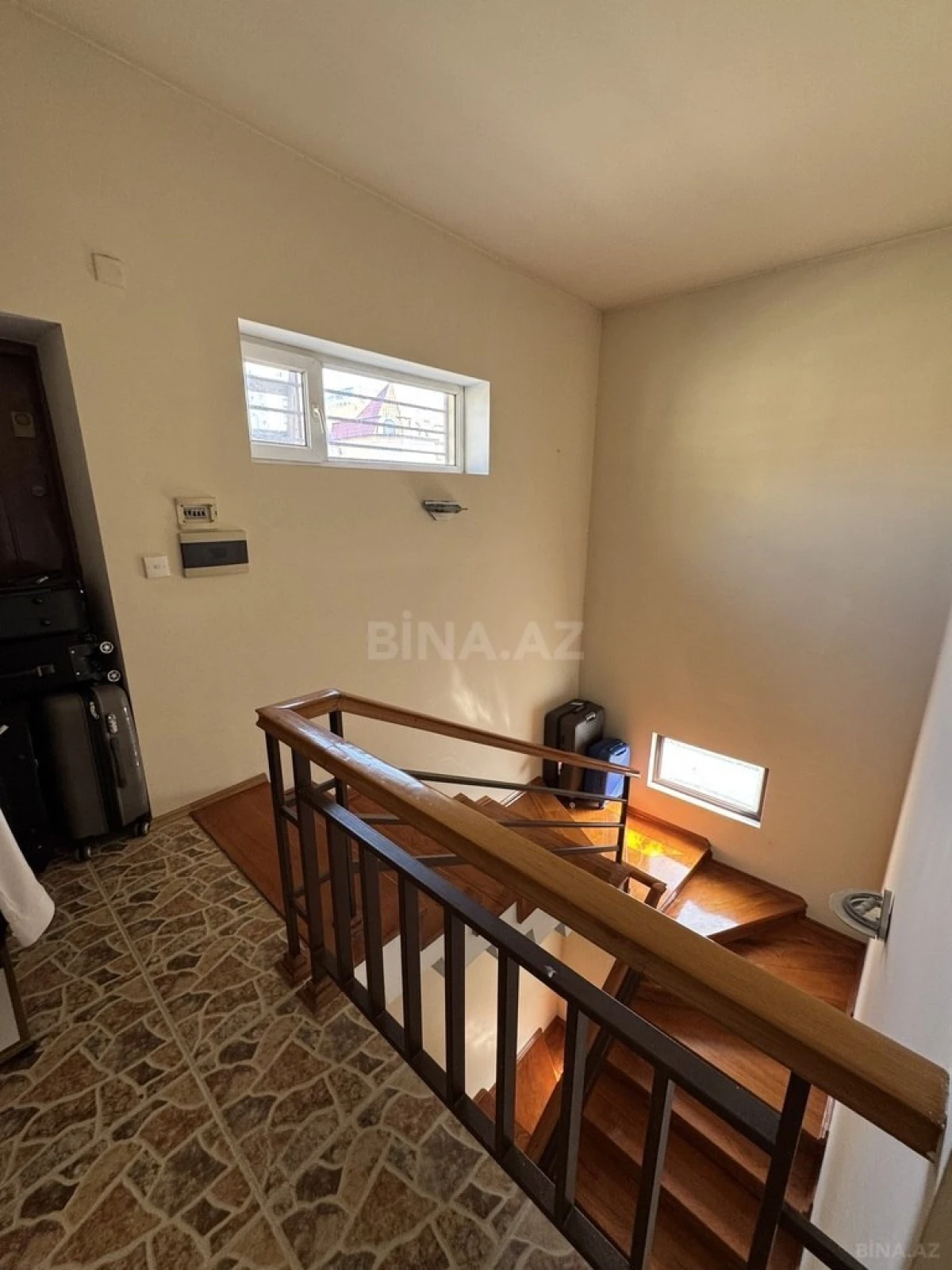 Satılır 10 otaqlı həyət evi 372 m²