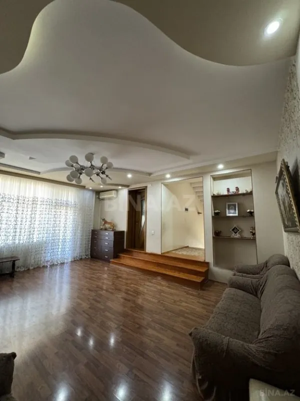 Satılır 10 otaqlı həyət evi 372 m²