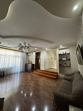 Satılır 10 otaqlı həyət evi 372 m²