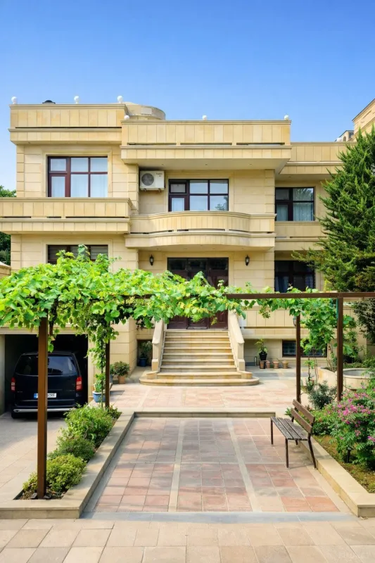 Satılır 10 otaqlı həyət evi 372 m²