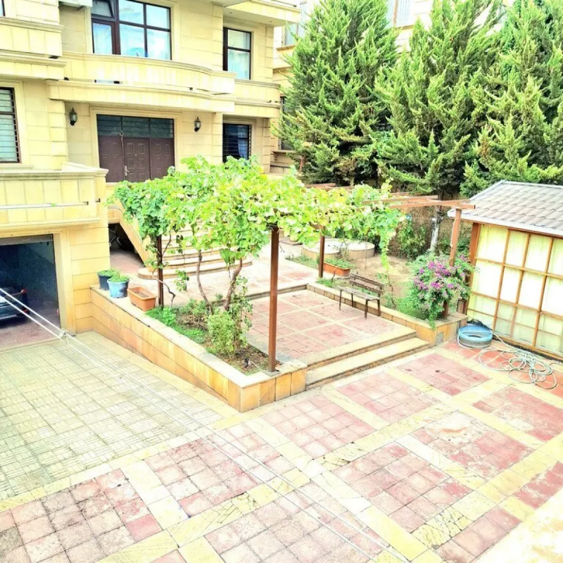 Satılır 10 otaqlı həyət evi 372 m²