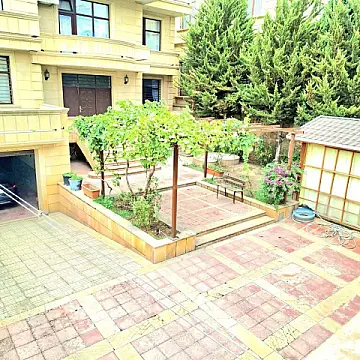 Satılır 10 otaqlı həyət evi 372 m²