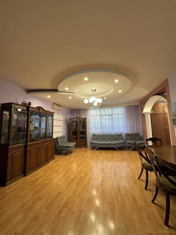 Satılır 10 otaqlı həyət evi 372 m²