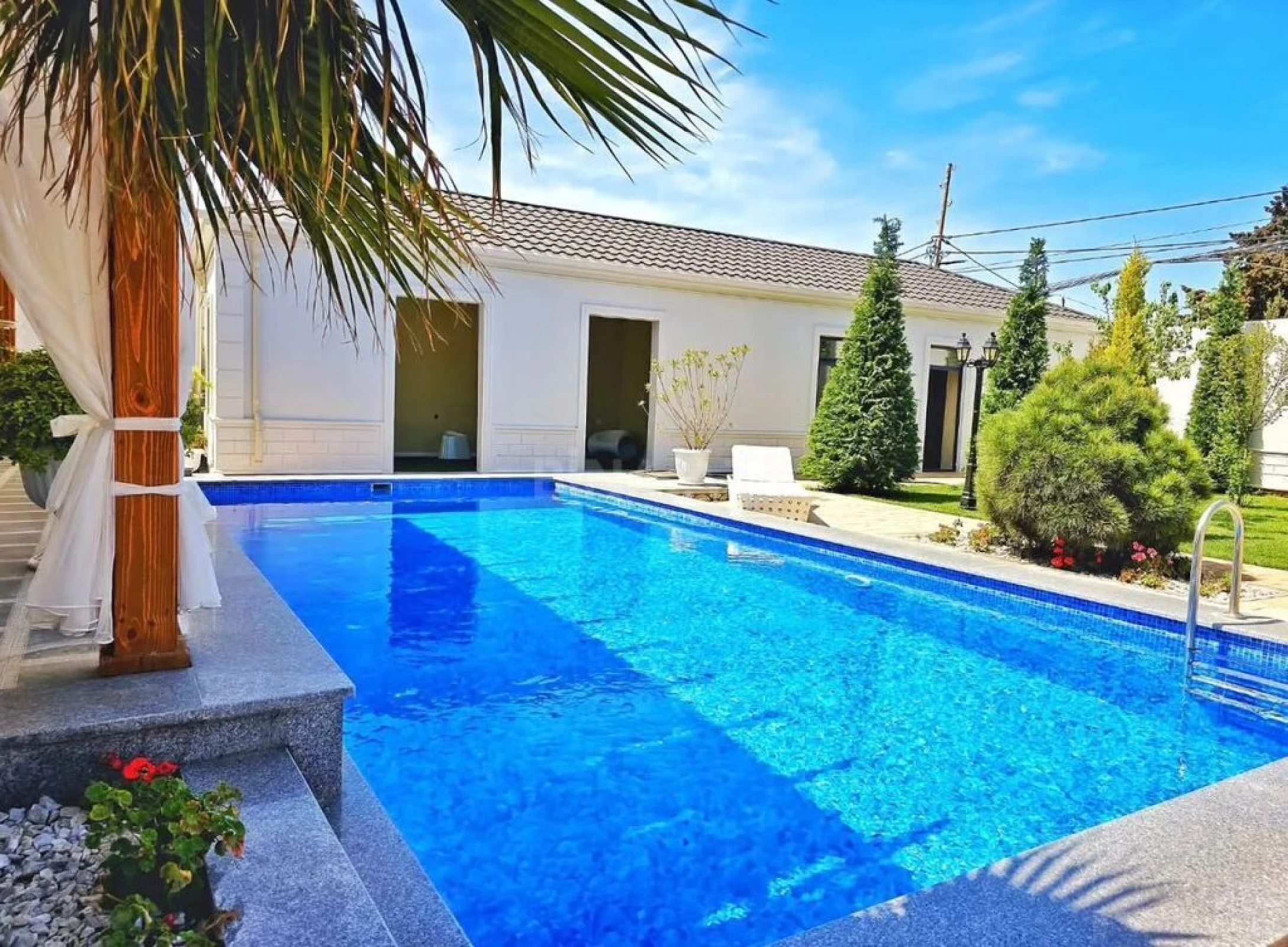 Satılır 6 otaqlı həyət evi 380 m²