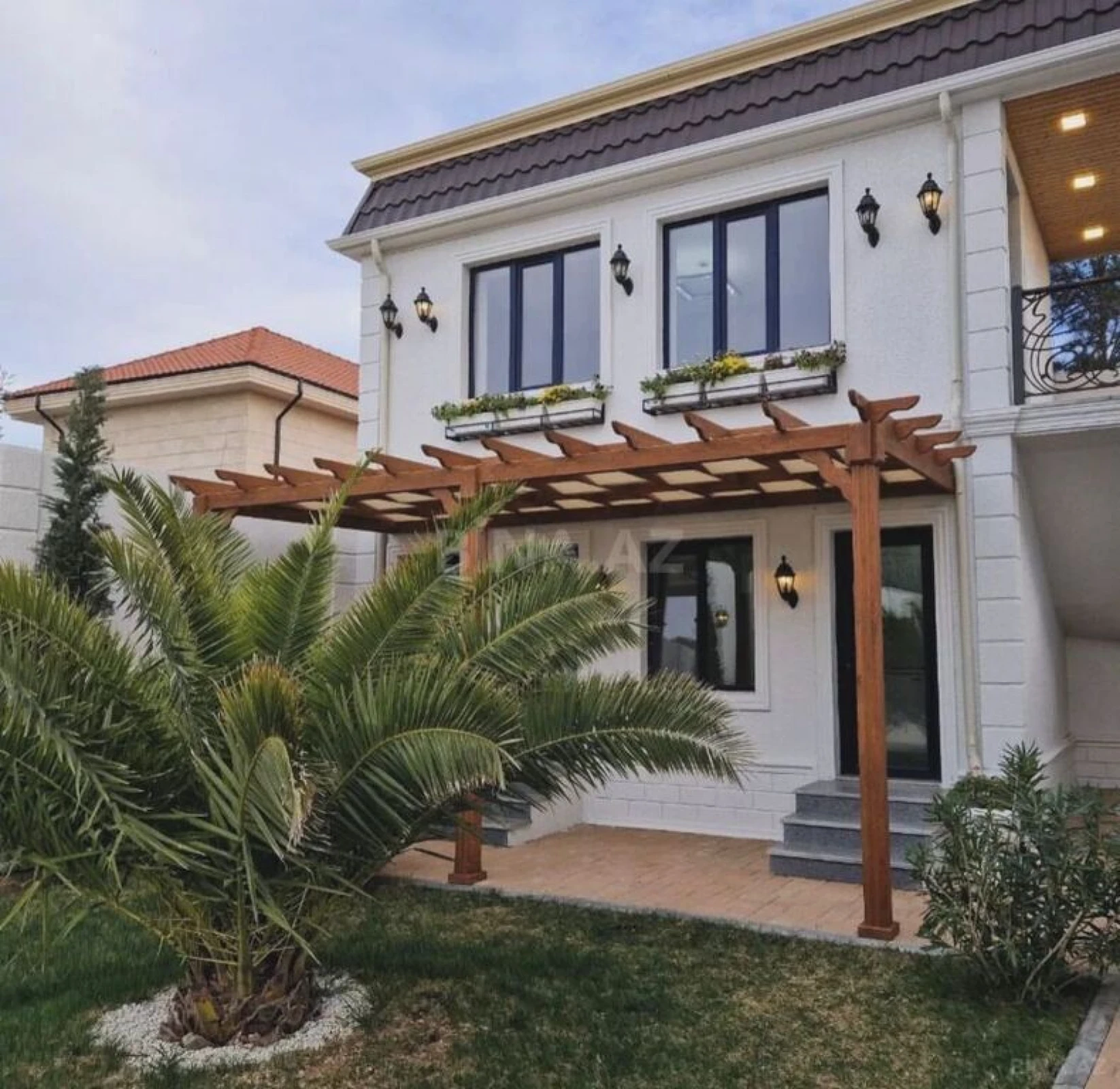 Satılır 6 otaqlı həyət evi 380 m²