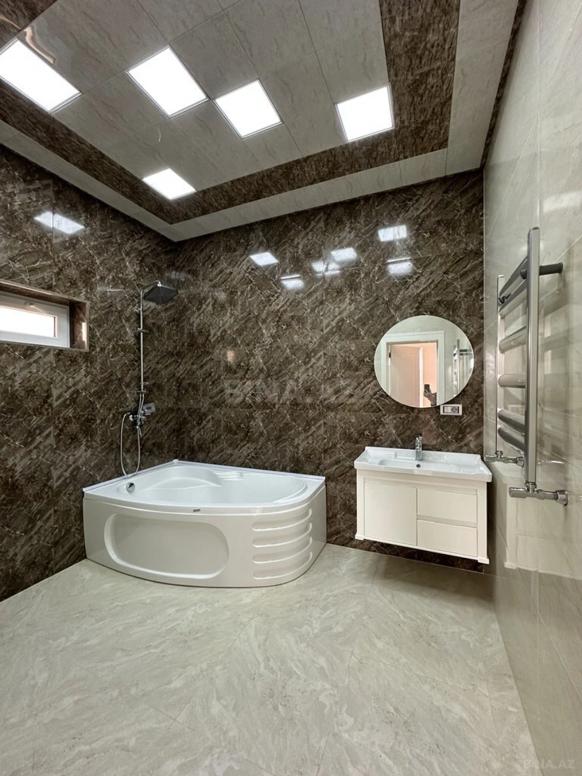 Satılır 10 otaqlı həyət evi 1000 m²