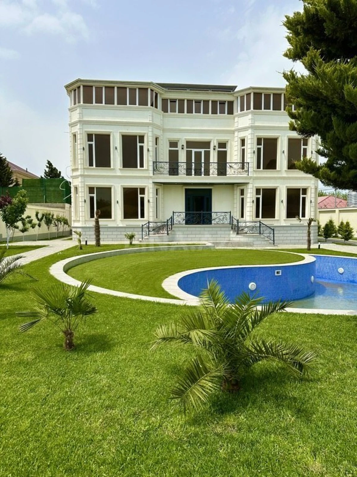 Satılır 10 otaqlı həyət evi 1000 m²