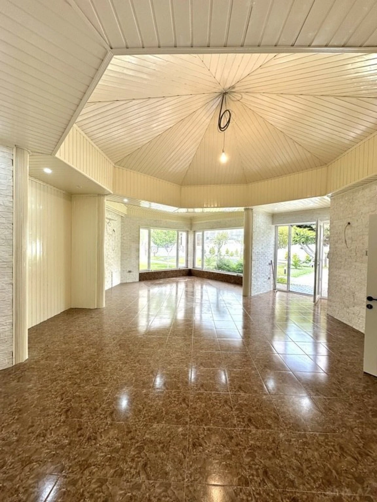 Satılır 10 otaqlı həyət evi 1000 m²