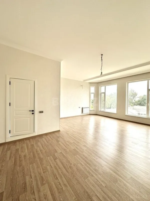 Satılır 10 otaqlı həyət evi 1000 m²