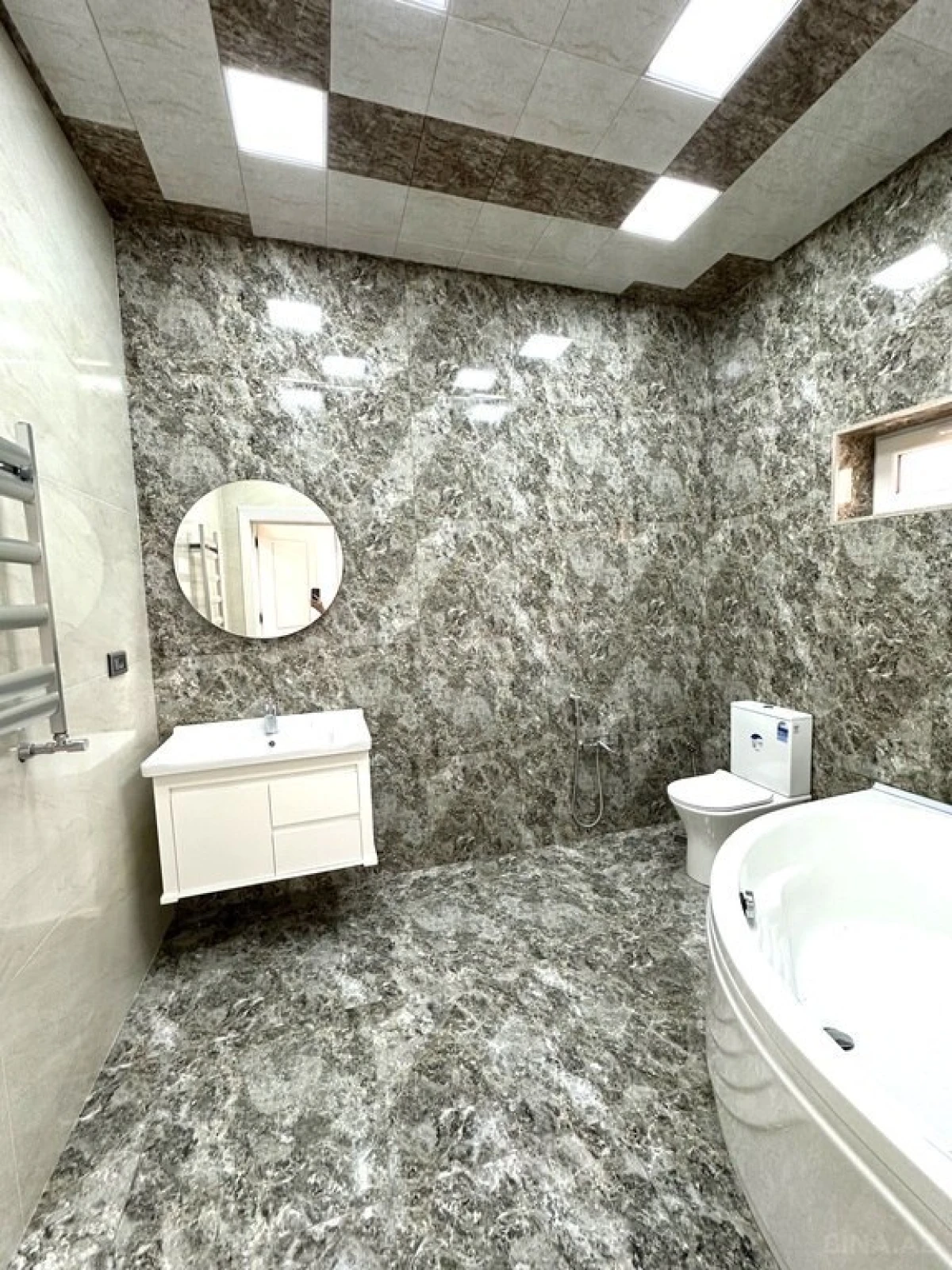 Satılır 10 otaqlı həyət evi 1000 m²