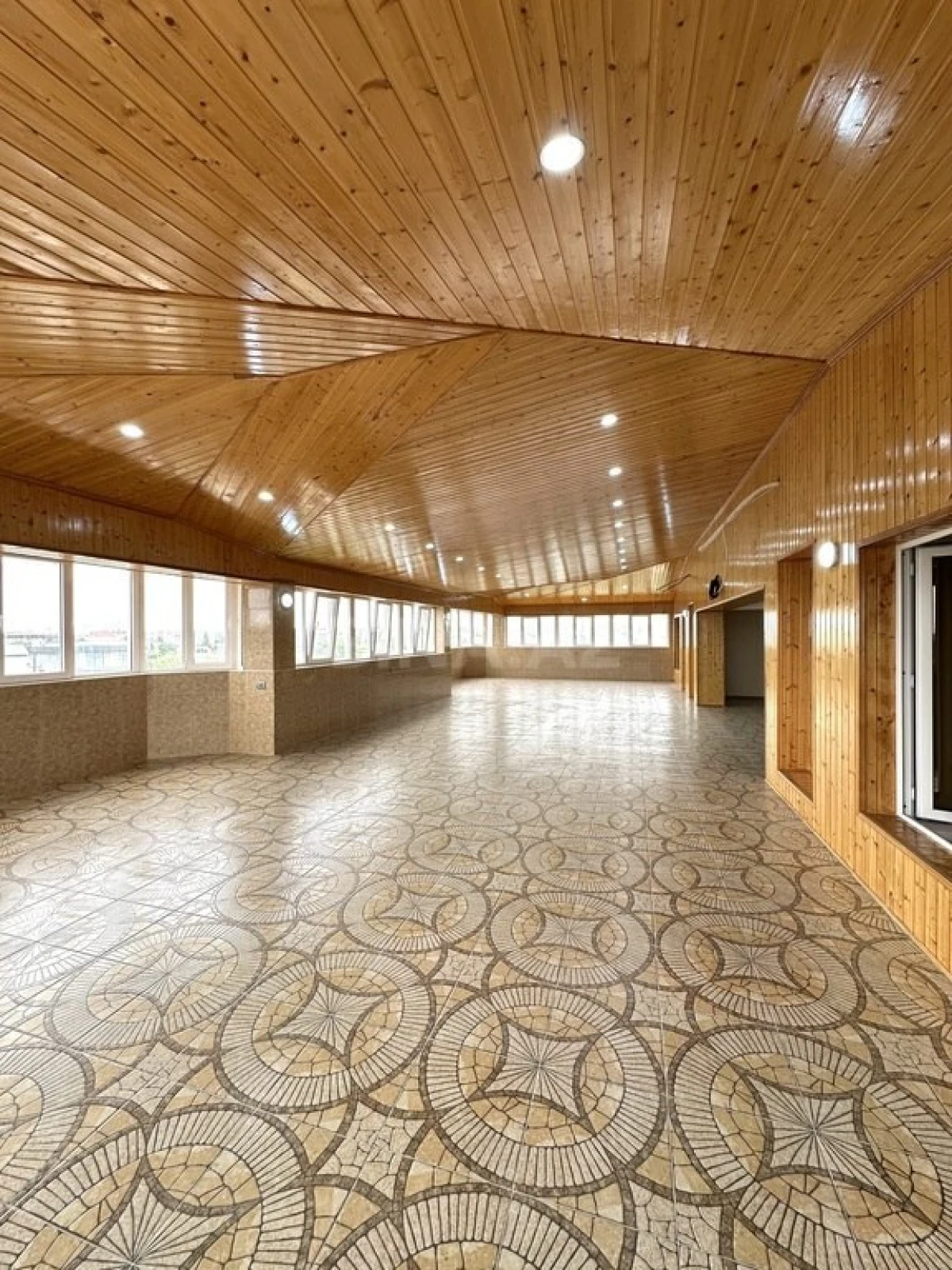 Satılır 10 otaqlı həyət evi 1000 m²