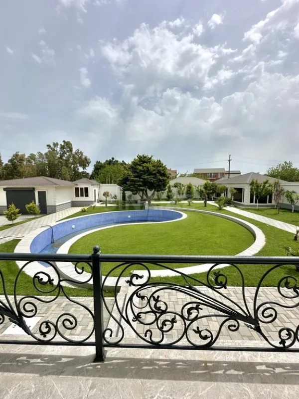 Satılır 10 otaqlı həyət evi 1000 m²