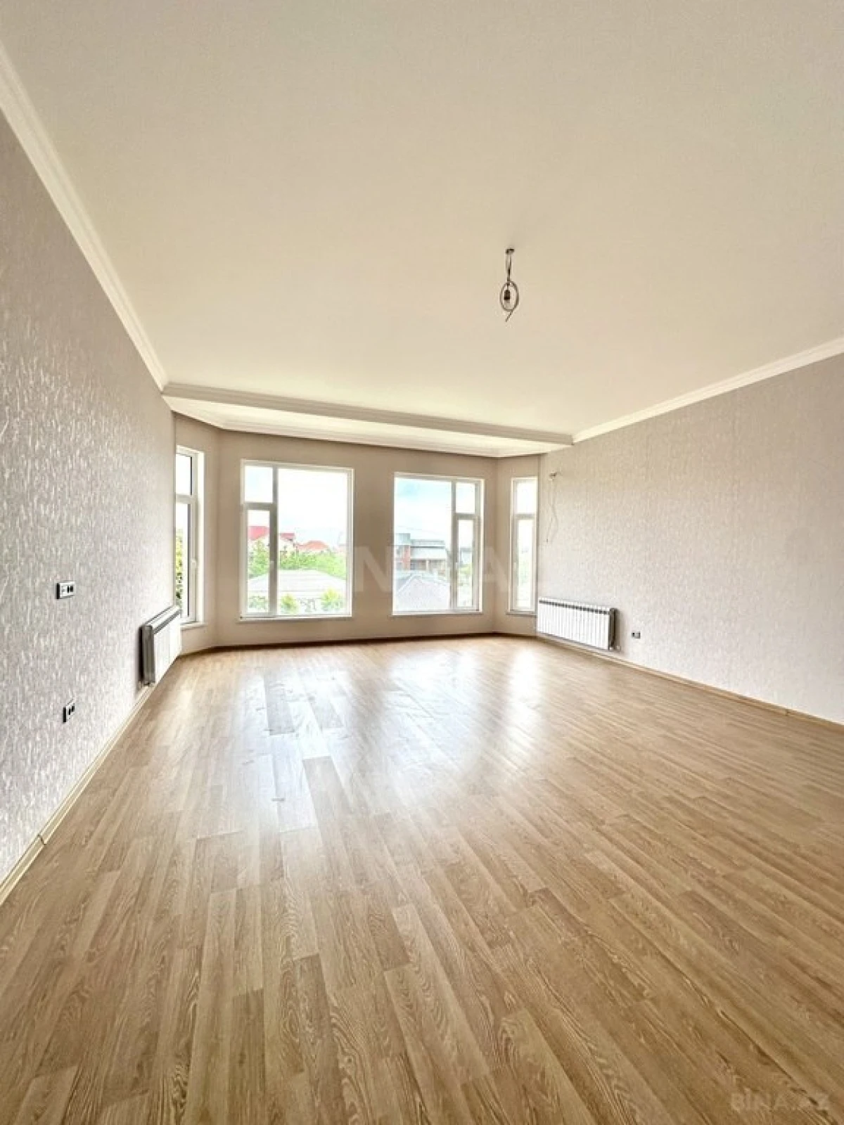 Satılır 10 otaqlı həyət evi 1000 m²