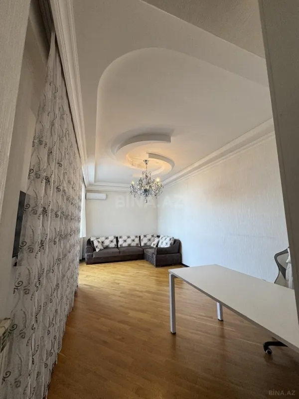 Satılır 4 otaqlı mənzil 217 m²