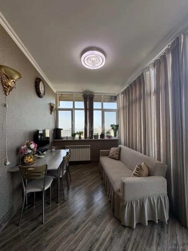 Satılır 4 otaqlı mənzil 217 m²
