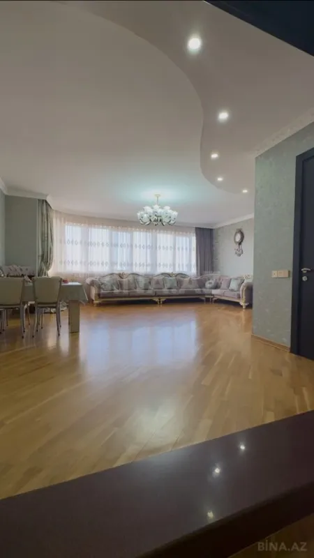 Satılır 4 otaqlı mənzil 217 m²