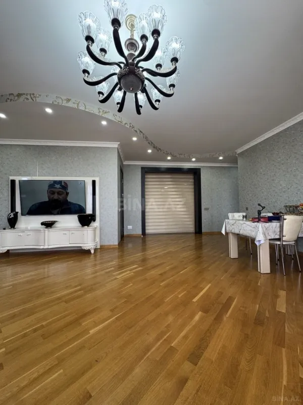 Satılır 4 otaqlı mənzil 217 m²